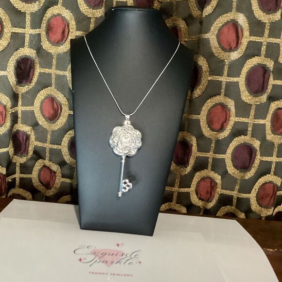 - 🗝️Sparkly Floral Key Pendant Sweater Chain🗝️ - Picture 8 of 17